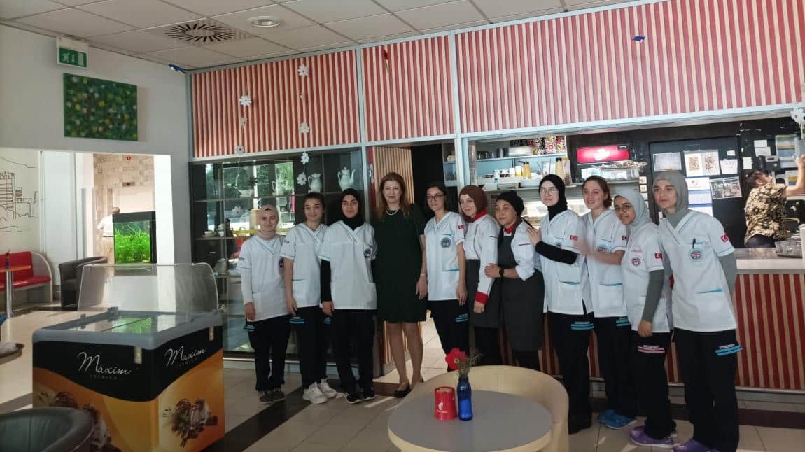 Slovenya (Lübliyana) Büyükelçisi Sayın Aylin TAŞHAN Öğrencilerimizi Staj Yerinde Ziyaret Etti 